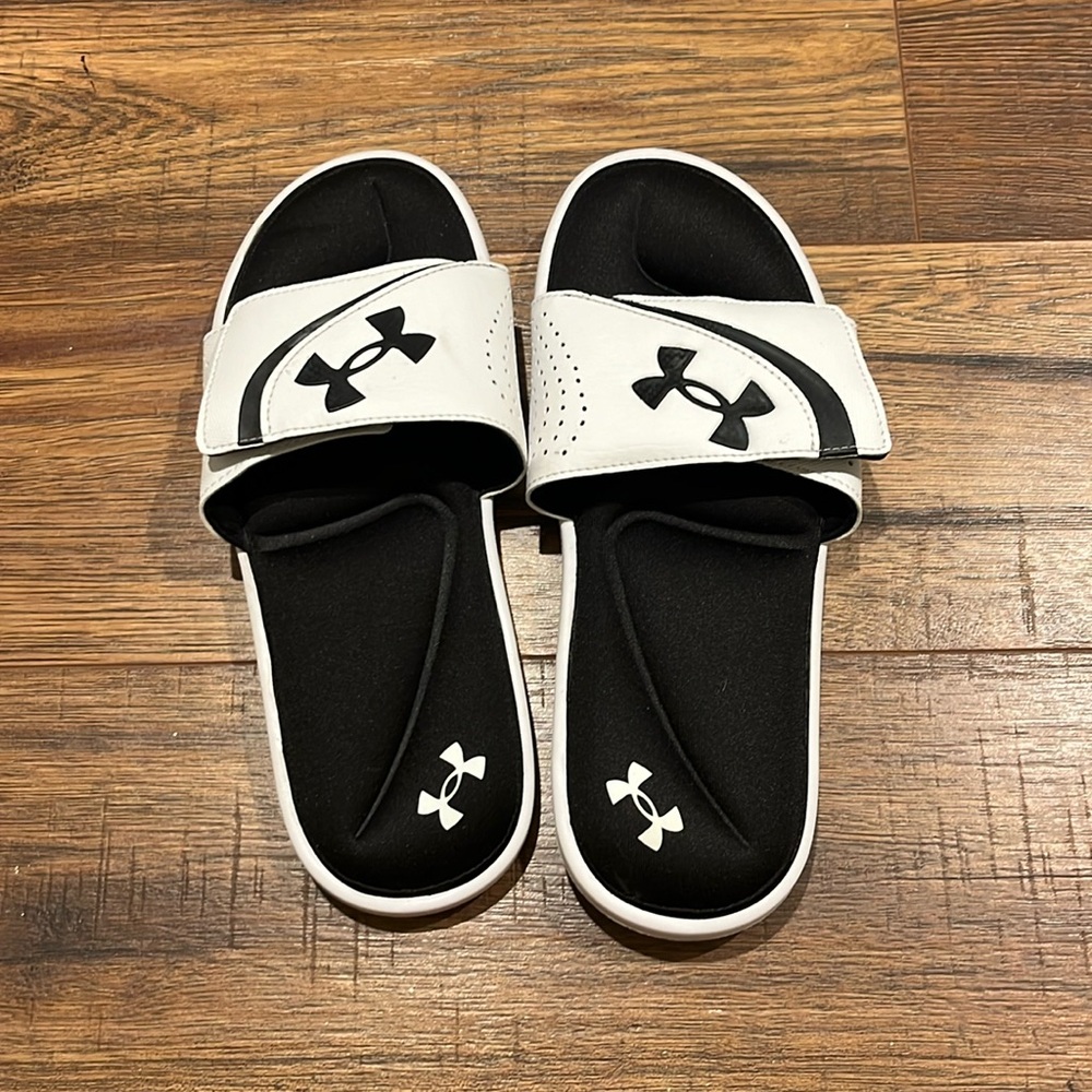 Men’s size 8 under armour sandals